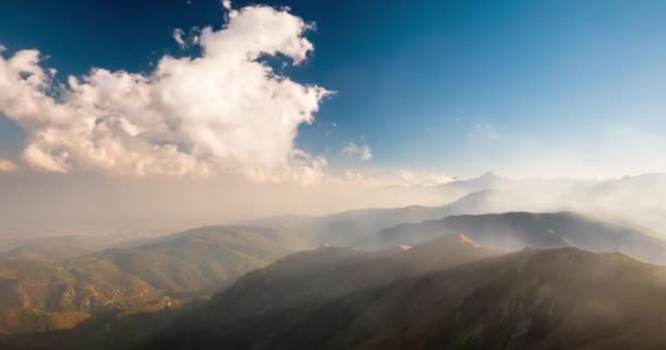 Μετακίνηση σύννεφα πάνω από κορυφογραμμές και κορυφώνεται στις Άλπεις, επαρχία του Τορίνο, Ιταλία. Πάροδο του χρόνου στο ηλιοβασίλεμα και το σούρουπο. — Αρχείο Βίντεο