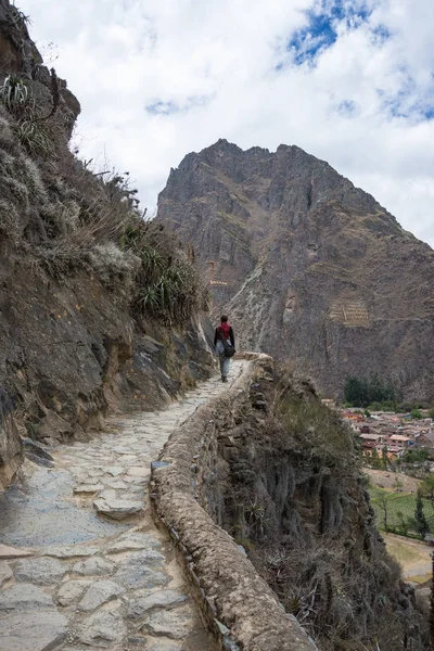 Turista explorando los Senderos Incas y el sitio arqueológico en Ollantaytambo, Valle Sagrado, destino turístico en la región del Cusco, Perú. Vacaciones y aventuras en Sudamérica . — Foto de Stock