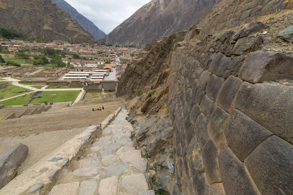 El sitio arqueológico en Ollantaytambo, ciudad Inca del Valle Sagrado, principal destino turístico en la región del Cusco, Perú . — Foto de Stock