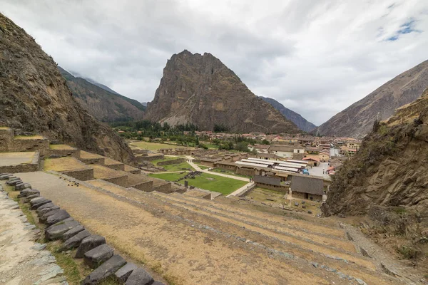 El sitio arqueológico en Ollantaytambo, ciudad Inca del Valle Sagrado, principal destino turístico en la región del Cusco, Perú . — Foto de Stock