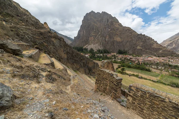 El sitio arqueológico en Ollantaytambo, ciudad Inca del Valle Sagrado, principal destino turístico en la región del Cusco, Perú . — Foto de Stock