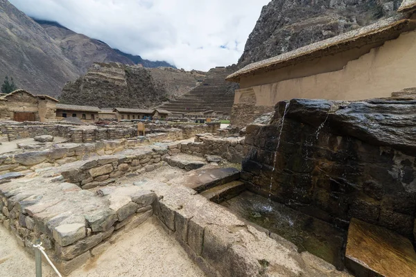 El sitio arqueológico en Ollantaytambo, ciudad Inca del Valle Sagrado, principal destino turístico en la región del Cusco, Perú . — Foto de Stock