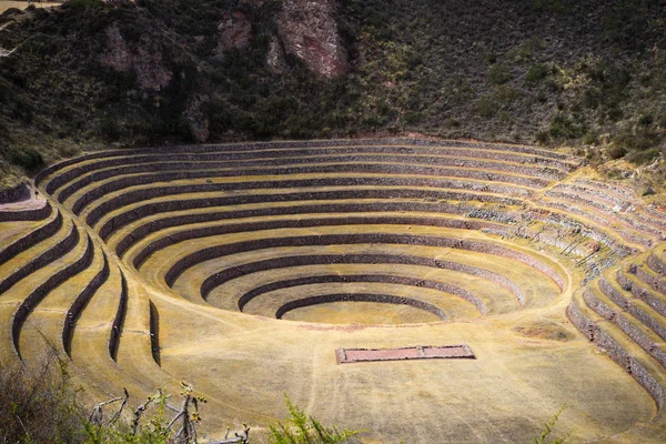 El sitio arqueológico en Moray, destino de viaje en la región del Cusco y el Valle Sagrado, Perú. Majestuosas terrazas concéntricas, supuesto laboratorio de cultivo de alimentos Inca . — Foto de Stock