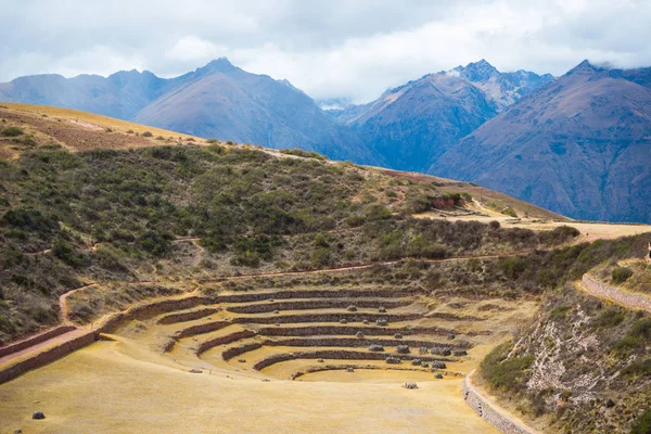 El sitio arqueológico en Moray, destino de viaje en la región del Cusco y el Valle Sagrado, Perú. Majestuosas terrazas concéntricas, supuesto laboratorio de cultivo de alimentos Inca . — Foto de Stock