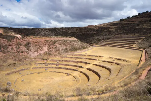 El sitio arqueológico en Moray, destino de viaje en la región del Cusco y el Valle Sagrado, Perú. Majestuosas terrazas concéntricas, supuesto laboratorio de cultivo de alimentos Inca . — Foto de Stock