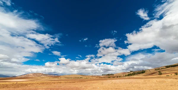 宽广的视角称心如意印加遗址，主要从神圣的山谷，秘鲁的旅游目的地，在秘鲁库斯科地区。戏剧性的天空. — 图库照片