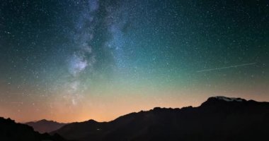 Samanyolu ve Alpler dönen yıldızlı gökyüzü doğal meteor patlama sırasında zaman atlamalı stardust ile.