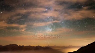 Samanyolu ve yıldızlı gökyüzünün bulutlu Alpler ve görkemli Massif des Ecrins, Fransa üzerinden zaman atlamalı. Bardonecchia Vadisi ışıklı sis, İtalya. 