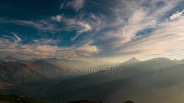 Bulutlar dağ sırtlar ve tepeler üzerinde hareket Alps, Susa Valley, Torino eyaletinin, İtalya. Zaman atlamalı gün batımında.