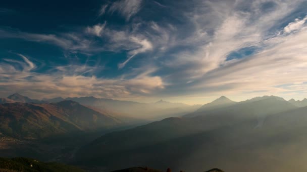 Wolken über Bergkämmen und Gipfeln auf den Alpen, Susatal, Provinz Turin, Italien. Zeitraffer bei Sonnenuntergang. — Stockvideo