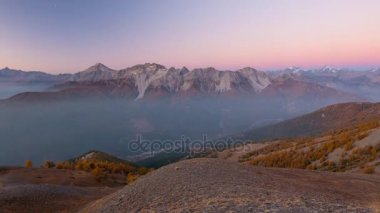 Sunrise için şafak gelen Timelapse Alpler. Görkemli buzullar ve Dağ doruklarına Massif des Ecrins, üzerinde 4000 m, Fransa, geniş görünüm Bardonecchia Valley, Torino, İtalya.
