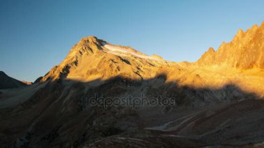 Timelapse üzerinden günbatımı üzerinde alacakaranlıkta için İtalyan İsviçre Alpleri. Görkemli dağ tepe buzul, Mont jel (3519 m), Aosta Vadisi, ile seyahat hedef İtalya.