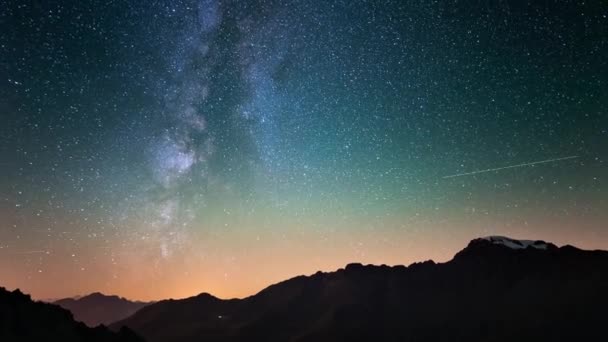 Explosão de meteoros, chuva de meteoros e trilha de fumaça de poeira estelar no céu noturno, lapso de tempo da Via Láctea e céu estrelado sobre os Alpes . — Vídeo de Stock