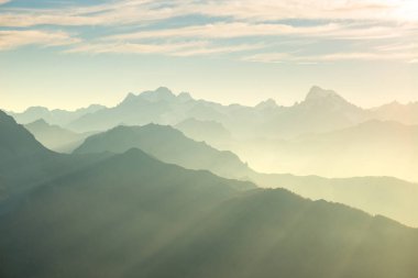 Yumuşak arka ışık Alpler'de. Dağ silsilesi Massif des Ecrins Milli 4000 m yüksekliği daha yüksek Alp ark doğan Parkı, Fransa, tonda. Gün batımında telefoto görünümü.