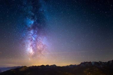 Samanyolu ve yıldızlı gökyüzünün Fransız Alpleri ve görkemli Barre des Ecrins üzerinde.