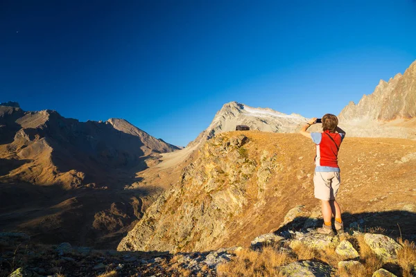 Egy személy nézte az Alpok magas megjelöl kilátás. Expasive táj, idilli kilátás a naplemente. Hátulsó nézet. — Stock Fotó
