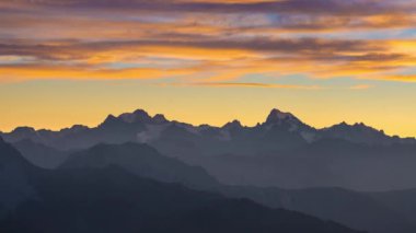 Gün batımında Alpler panoramik videoda. Renkli gökyüzü, yüksek irtifa Dağ doruklarına buzullar, Massif des Ecrins Milli Parkı, Fransa.