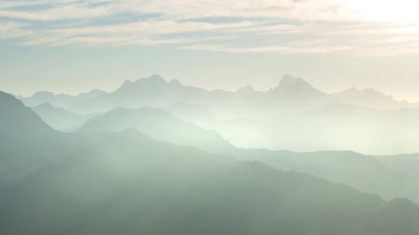 Vídeo panorâmico sobre os Alpes em luz de fundo. Montanha panorâmica silhueta cumes com nevoeiro, picos de montanha de alta altitude com geleiras, Macif des Ecrins National Park, França . — Vídeo de Stock