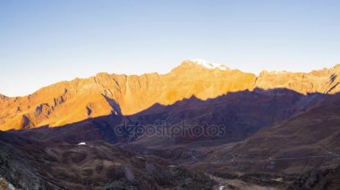 Sunrise, adlı İtalyan İsviçre Alpleri Panoraması. Seyahat hedef İtalya: Grand kombinasyon (4314 m) ve Mont Gele (3519 m) Grande Tete de Valpelline, Aosta Vadisi, dan-(3587 m) tarafından.