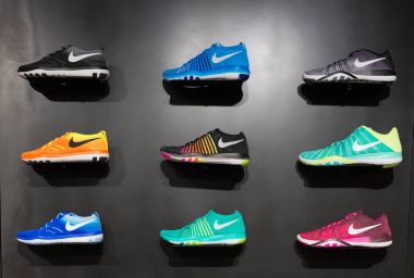 Johannesburg, Güney Afrika - 12 Eylül 2016: renkli Nike footwears sergi siyah raf mağaza Johannesburg, Güney Afrika. Nike A.ş. için de Amerikan çokuluslu kuruluştur
