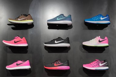 Johannesburg, Güney Afrika - 12 Eylül 2016: renkli Nike footwears sergi siyah raf mağaza Johannesburg, Güney Afrika. Nike A.ş. için de Amerikan çokuluslu kuruluştur