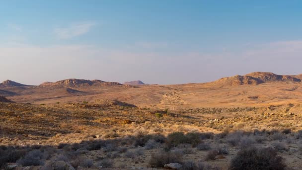 Panoráma tárul elénk a Namíb-sivatag, a naplemente, Aus, Namíbia, Afrika. — Stock videók