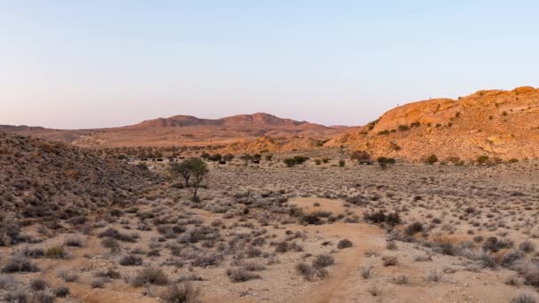 Panoráma tárul elénk a Namíb-sivatag, a naplemente, Aus, Namíbia, Afrika. — Stock videók