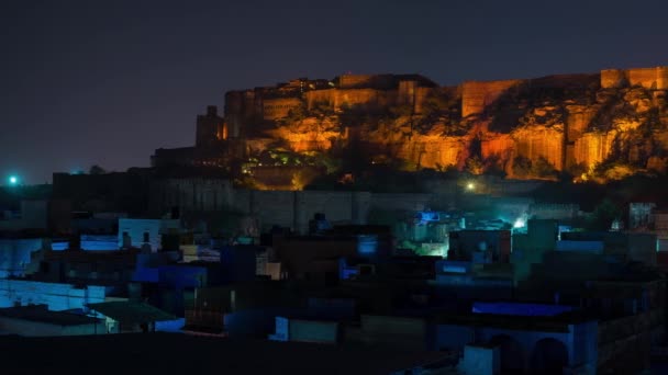 Panorama na paisagem urbana de Jodhpur à noite. O majestoso forte empoleirado no topo dominando a cidade azul. Destino de viagem panorâmico e atração turística famosa em Rajasthan, Índia . — Vídeo de Stock