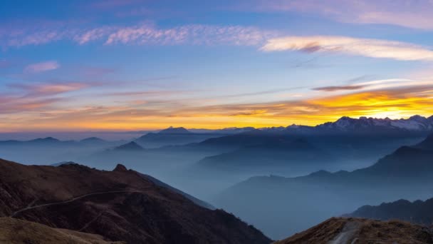 Panorama en los Alpes al atardecer. Impresionante cielo colorido, picos de montaña de gran altitud, niebla en los valles . — Vídeo de stock