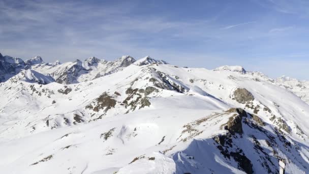 Panorama em picos de montanha cobertos de neve e cumes do majestoso arco alpino italiano na temporada de inverno e época de Natal . — Vídeo de Stock