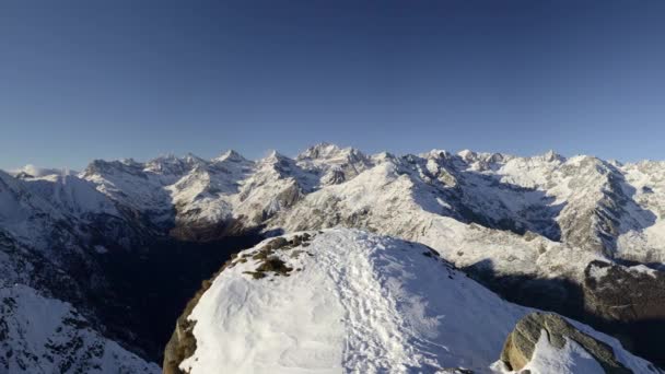 Panorama op sneeuw bedekte bergtoppen en richels van de majestueuze Italiaanse Alpen boog in het winterseizoen en kerstperiode. — Stockvideo