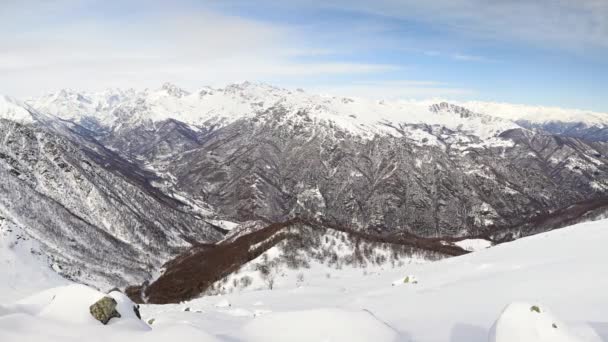 雪の上パノラマ頂いた冬のシーズン、クリスマスの時に山の峰や壮大なイタリアのアルペン アークの尾根. — ストック動画