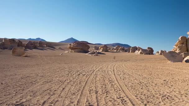 Το Πανόραμα Άνδεις, οδικό ταξίδι μεταξύ της Βολιβίας και της Χιλής. 4 x 4 road στην έρημο υψίπεδα των Άνδεων, Βολιβία. — Αρχείο Βίντεο
