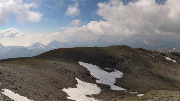 Italské Alpy, panorama. Vrcholky hor se sněhem, cloudscape. — Stock video