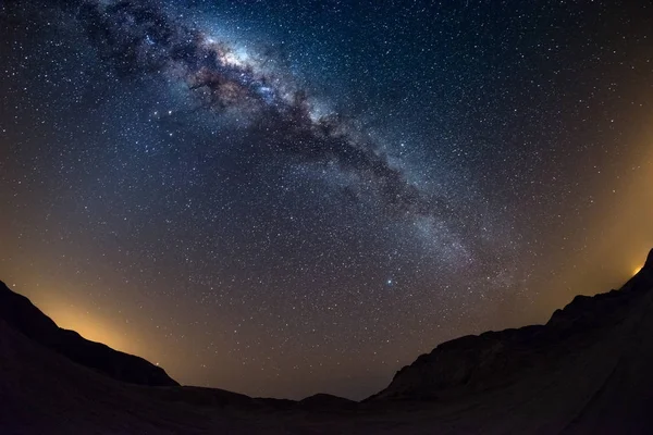 Звёздное небо и арка Млечного Пути, с деталями его красочного ядра, удивительно яркого, захвачены из пустыни Намиб в Намибии, Африка. Малое Магелланово Облако с левой стороны . — стоковое фото