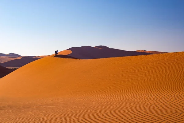 Tourist walking on the sand dunes at Sossusvlei, Namib desert, Namib Naukluft National Park, Namibia. Traveling people, adventure and vacations in Africa. — Stock Photo, Image