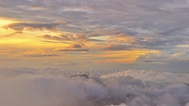 Gökyüzü ve bulutlar dağ tepe Adam's Peak, seyahat hedef Sri Lanka, gündoğumu panorama