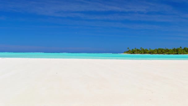 Panorama på turkosa havet på Aitutaki lagunen och desert island från vita stranden. Cooköarna, södra Stilla havet. Drömlik resmål. — Stockvideo