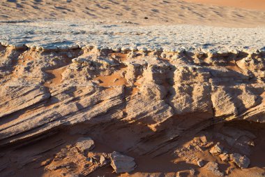 Jeoloji ve stratigrafi Sossusvlei, Namibya. Fosil kumul kil ve tuz yatay tabakalar altında çapraz katmanlı.
