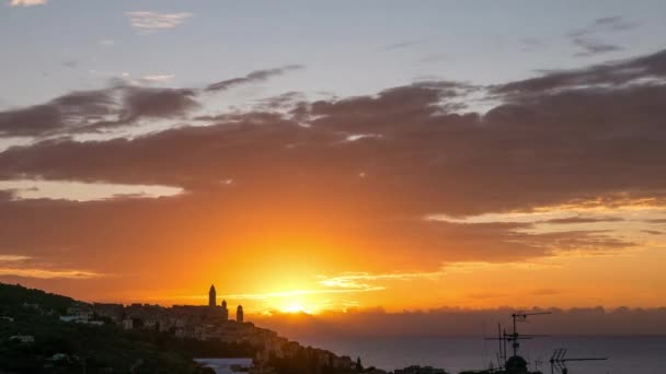 Napkelte idő telik el, a Földközi-tenger, Cervo történelmi város, Liguria, Olaszország, ült a hegyek, a riviera part előtt. Festői mozgás felhők. — Stock videók