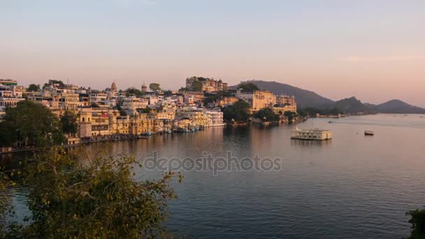 Udaipur Rajasthan i Indien. Tidsfördröjning vid solnedgången från ovan. Resmål och turism sevärdheter. — Stockvideo