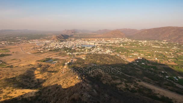 Časová prodleva v Pushkar, Rajasthan, Indie. Letecký pohled na západ slunce. — Stock video