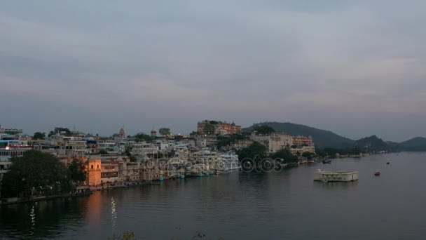 Udaipur Rajasthan i Indien. Tid förflutit nattetid från ovan. Resmål och turism sevärdheter. — Stockvideo