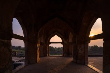 Mandu Hindistan, Afgan islam Devletleri, Camii anıt ve Müslüman mezar kalıntıları. Kapıdan Jahaz Mahal görüntülemek.