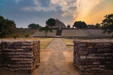 Sanchi Stupa, Madhya Pradesh, Hindistan. Bina, din gizem taş oyma, antik Budist. Gündoğumu gökyüzü.