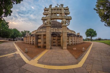 Sanchi Stupa, Madhya Pradesh, Hindistan. Bina, din gizem taş oyma, antik Budist. Gündoğumu gökyüzü.
