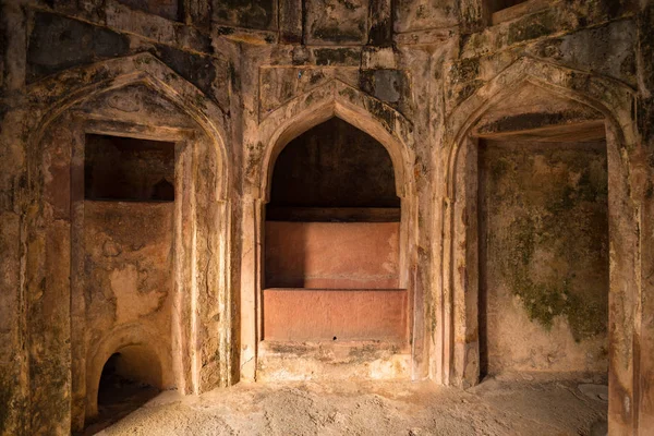 Mandu Hindistan, Afgan islam Devletleri, Sarayı iç, cami anıt ve Müslüman mezar kalıntıları. Güneş karanlık koridorda kapıdan.