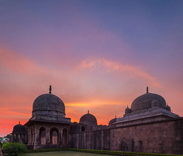 Mandu Індії, афганська руїни Іслам царства, мечеть пам'ятник і мусульманських гробниці. Барвистий небо при сходом сонця, Ashrafi Махал. — стокове фото