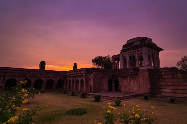 Mandu India, ruinas afganas del reino islámico, monumento a la mezquita y tumba musulmana. Cielo colorido al amanecer, Ashrafi Mahal . — Foto de Stock