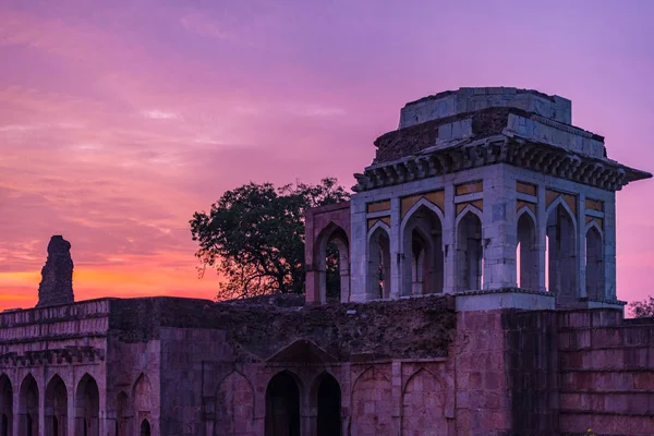 Mandu India, ruinas afganas del reino islámico, monumento a la mezquita y tumba musulmana. Cielo colorido al amanecer, Ashrafi Mahal . — Foto de Stock